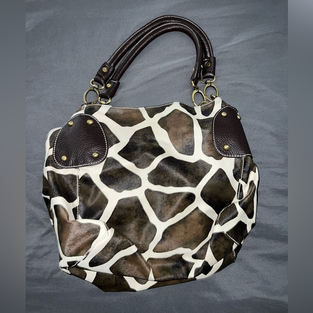 Giraffe print leather bag .